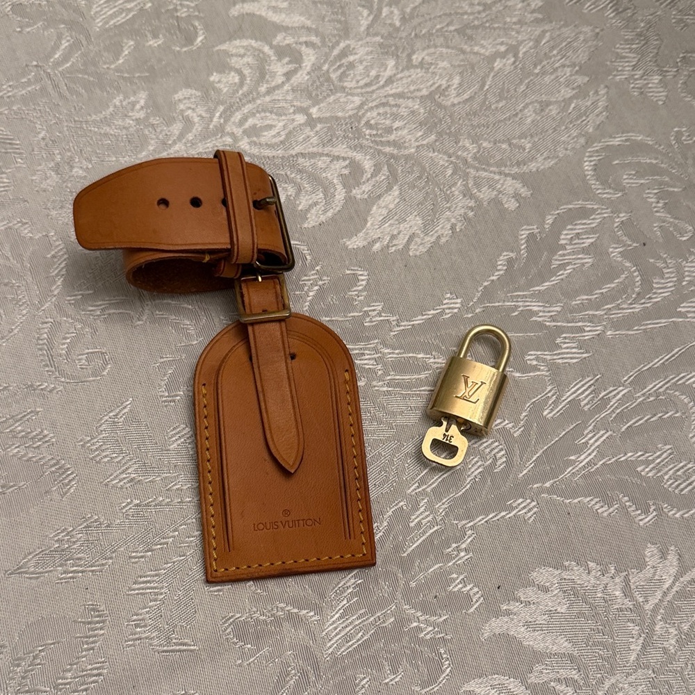 Louis Vuitton Luggage tag and lock/Key❤️